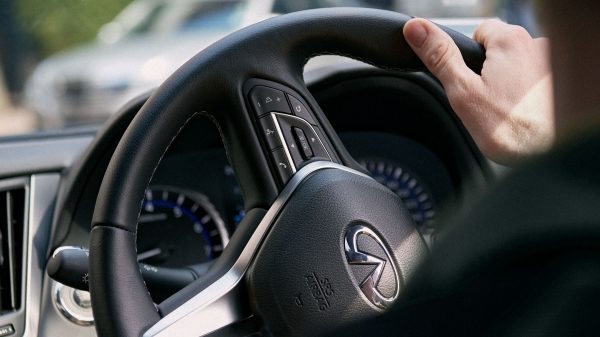INFINITI Q60 2021 Transmisión automática de 7 velocidades