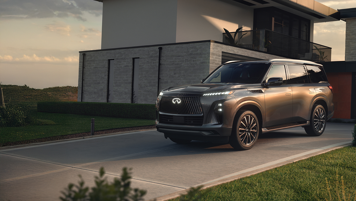 INFINITI QX80 estacionada en garage