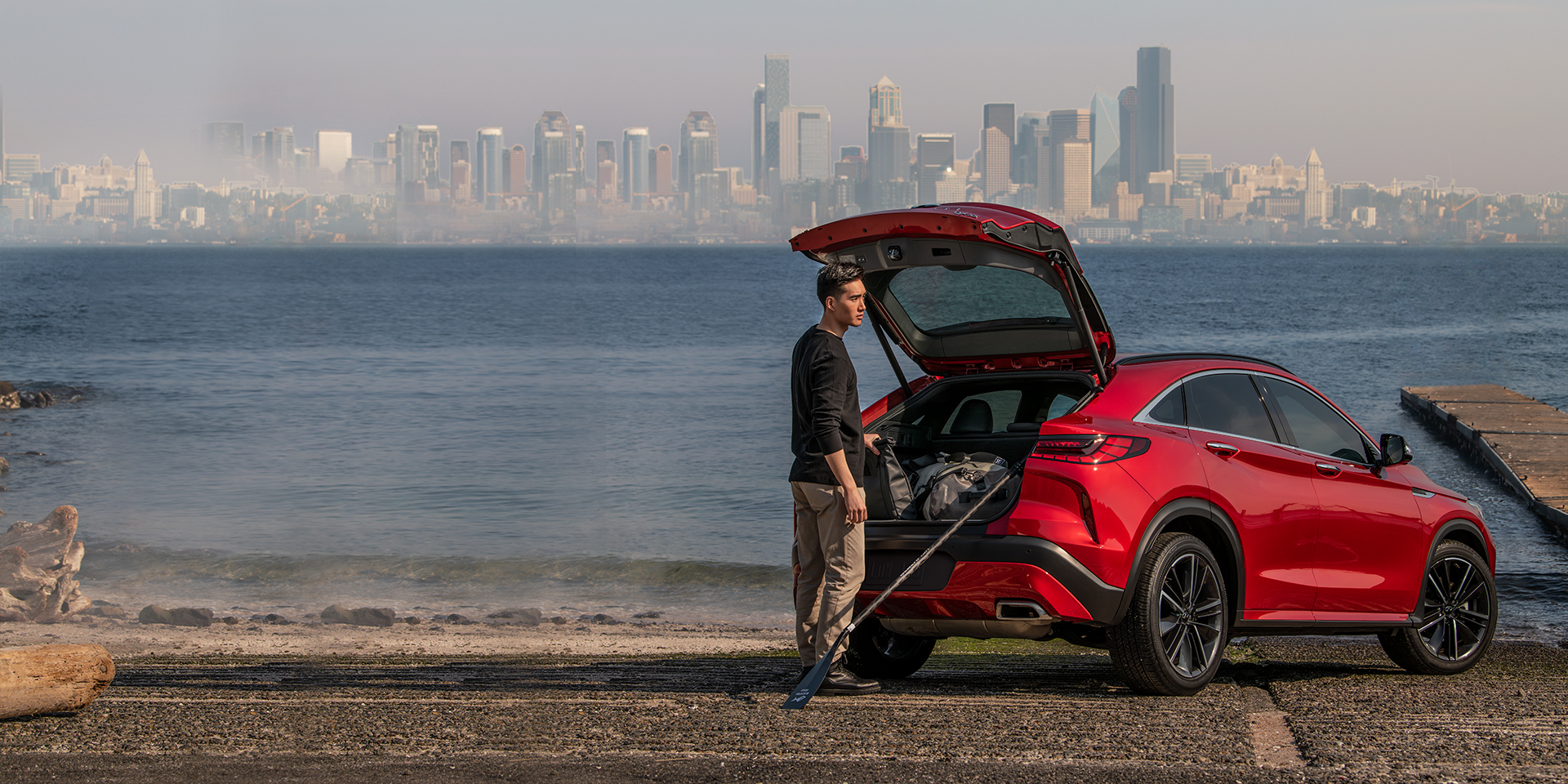 QX50 en la playa con hombre equipo con kit de pesca