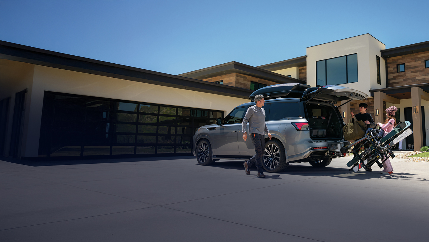 Familia empacando maletas para salir de viaje con su QX80