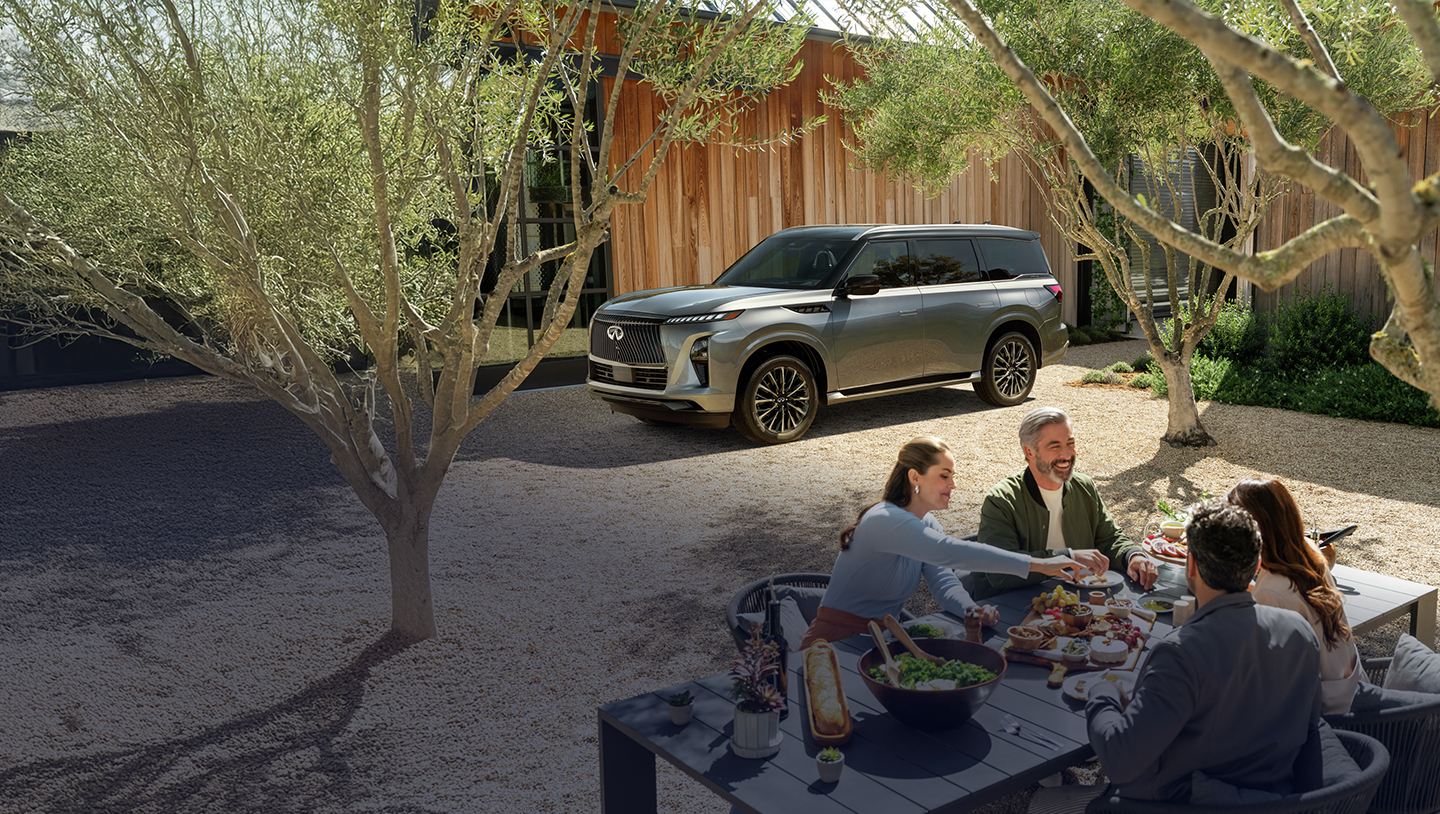 Familia en un día de campo, junto a su QX80