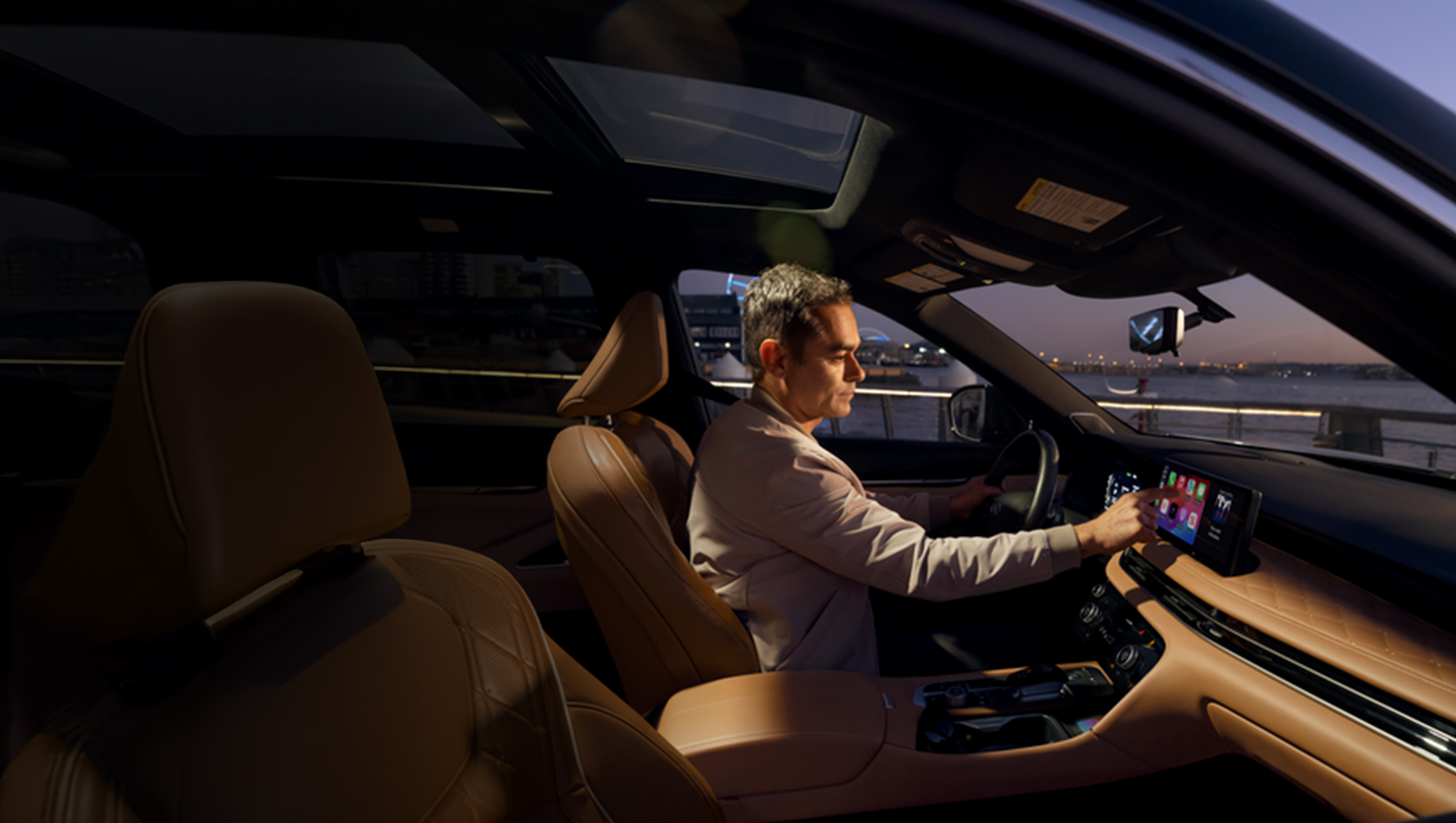 Hombre manejando su QX60
