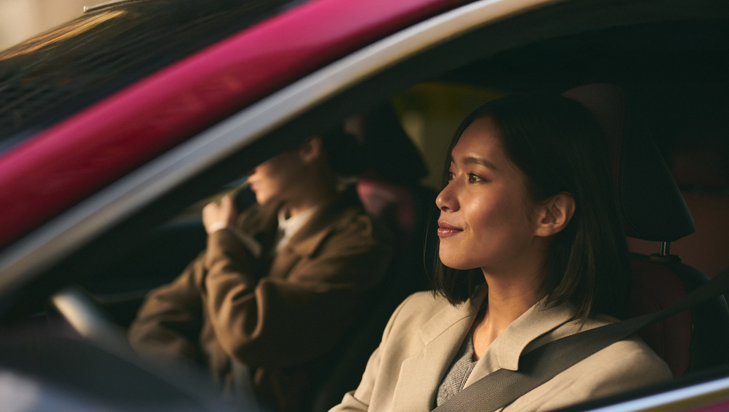 Mujer conduciendo su QX55