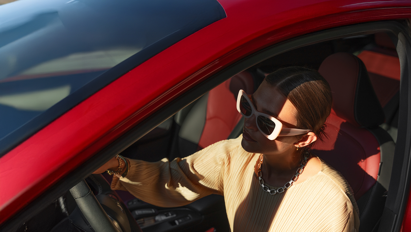 Mujer manejado QX50 bajo el sol
