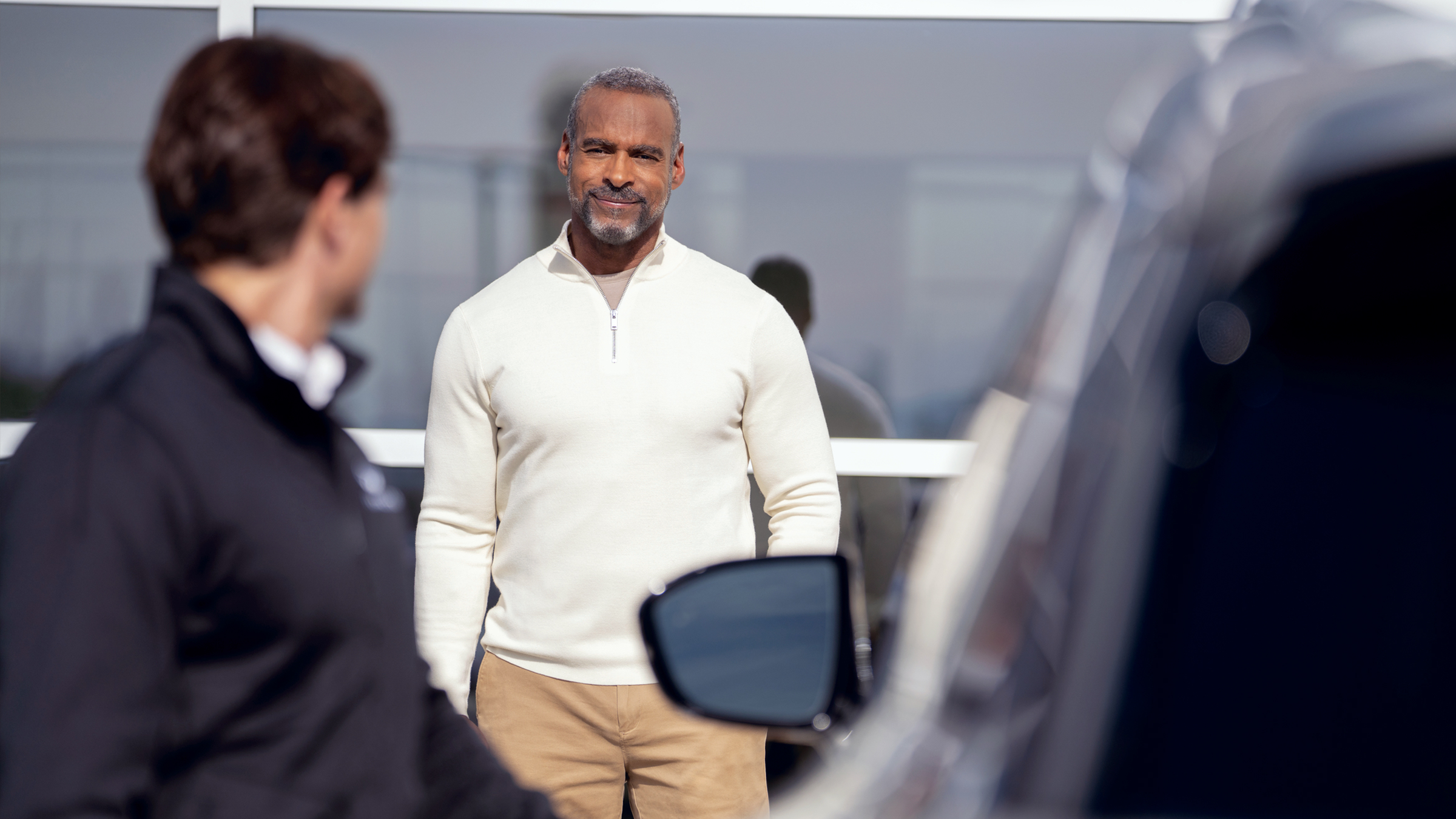 Hombre dejando con un experto su INFINITI para servicio