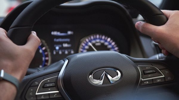 INFINITI Q60 2021 Control Inteligente de Velocidad Crucero