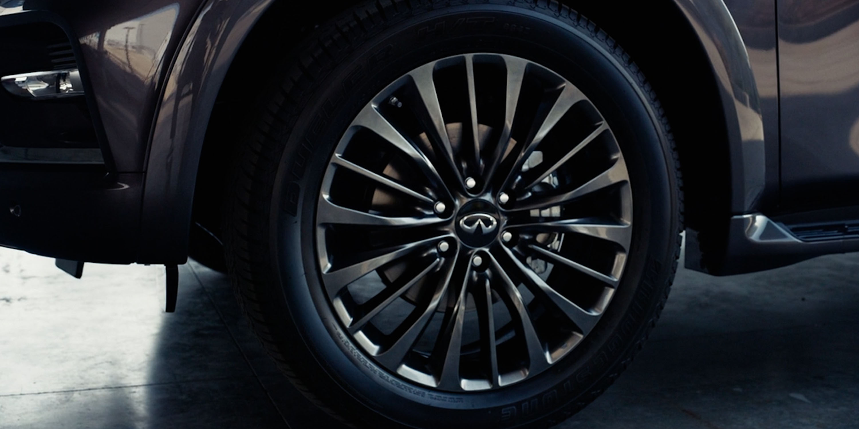 2024 INFINITI QX80 7-8 passenger SUV’s alloy wheels