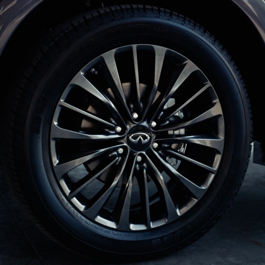 2024 INFINITI QX80 7-8 passenger SUV’s alloy wheels