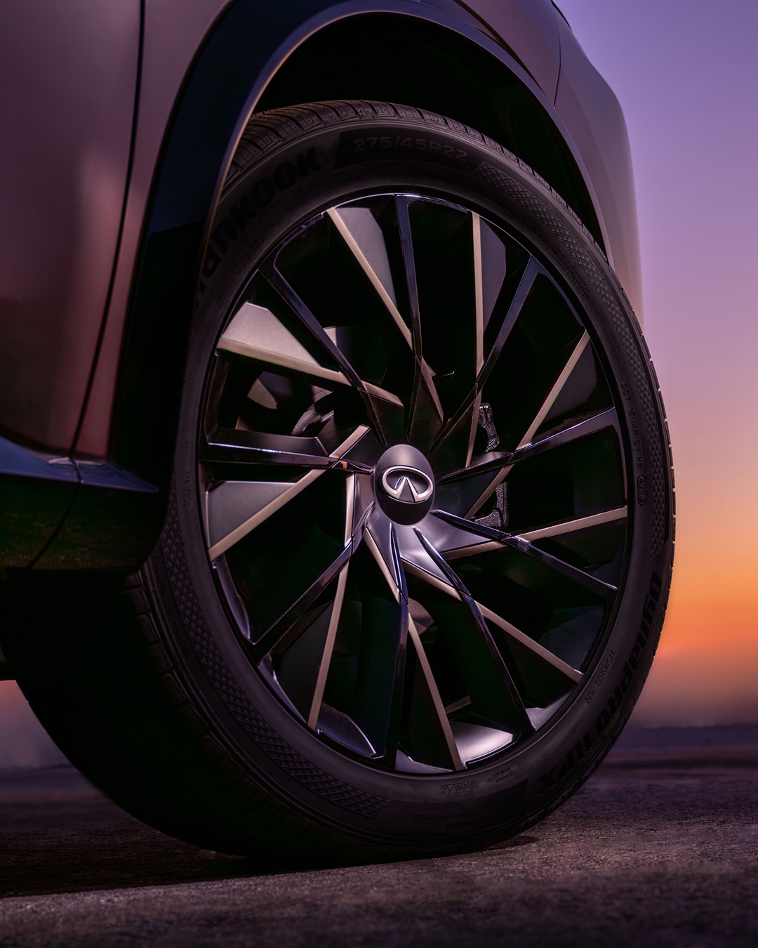 22-inch twisted spoke wheels of the QX65