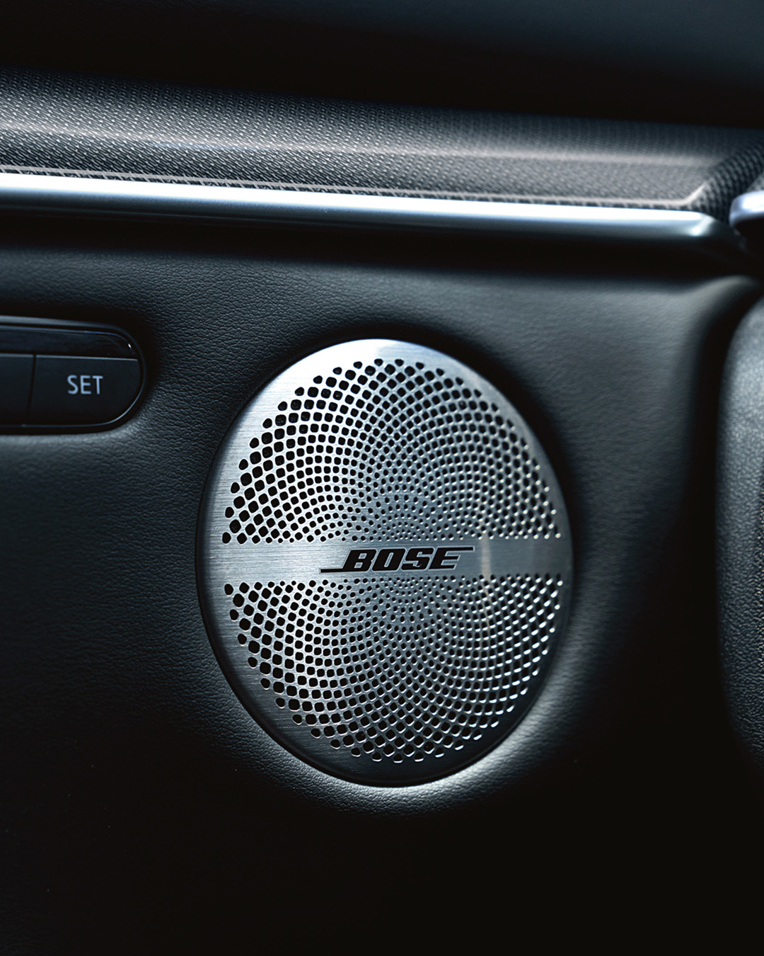 Altavoz Bose del INFINITI QX50 junto a los controles del asiento
