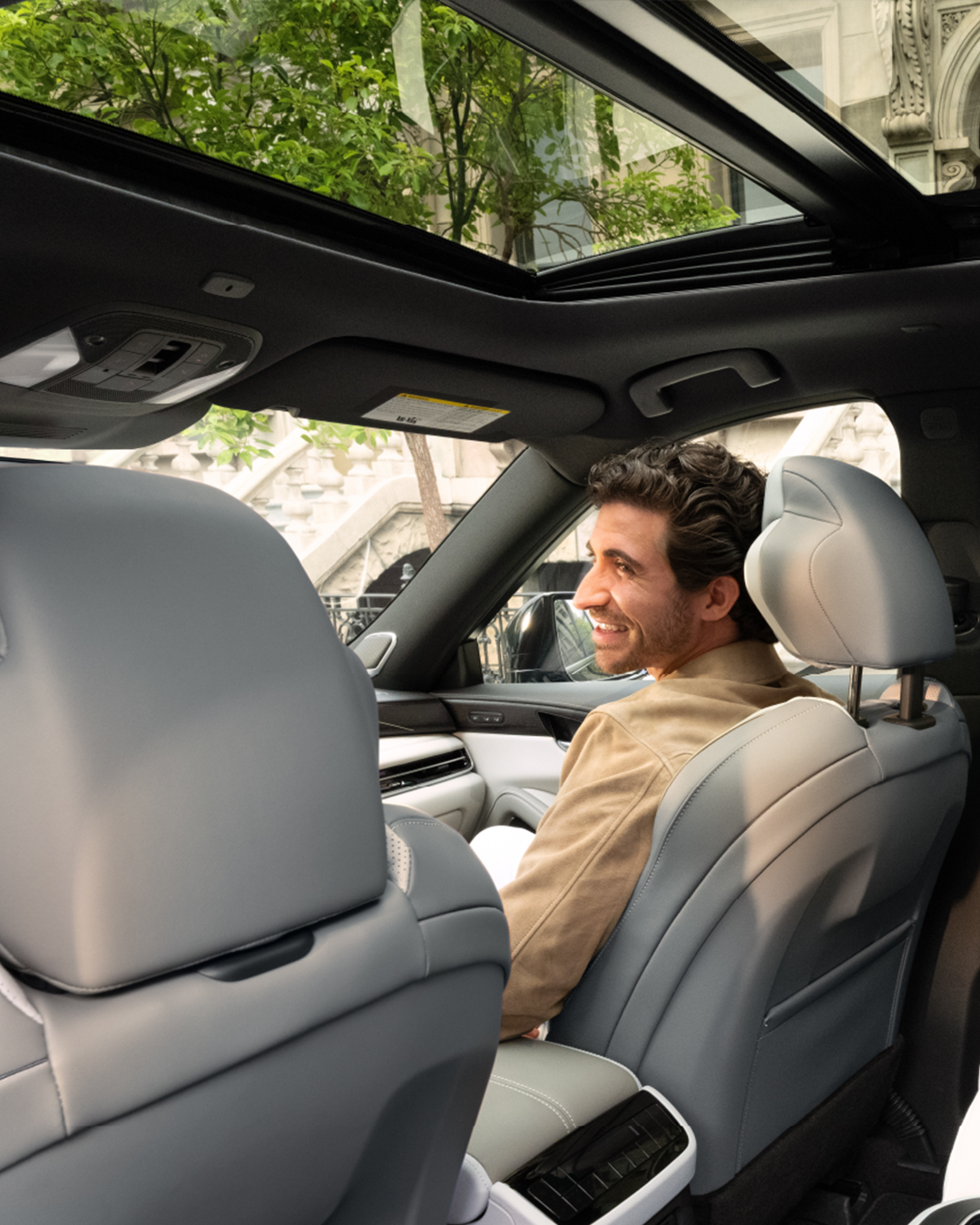 Hombre en la cabina de su Nueva INFINITI QX60 2026 