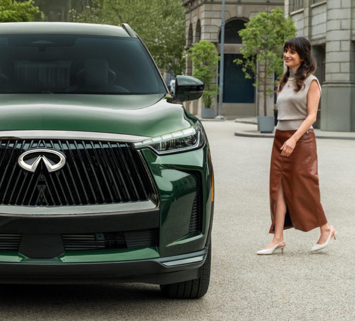 Mujer acercadose a su Nueva INFINITI QX60 2026