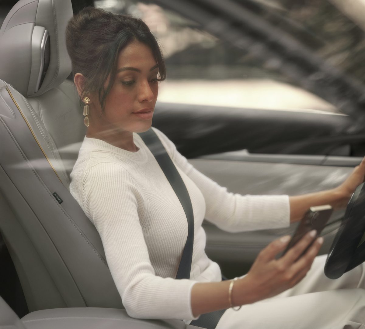 Mujer navegando por la aplicación