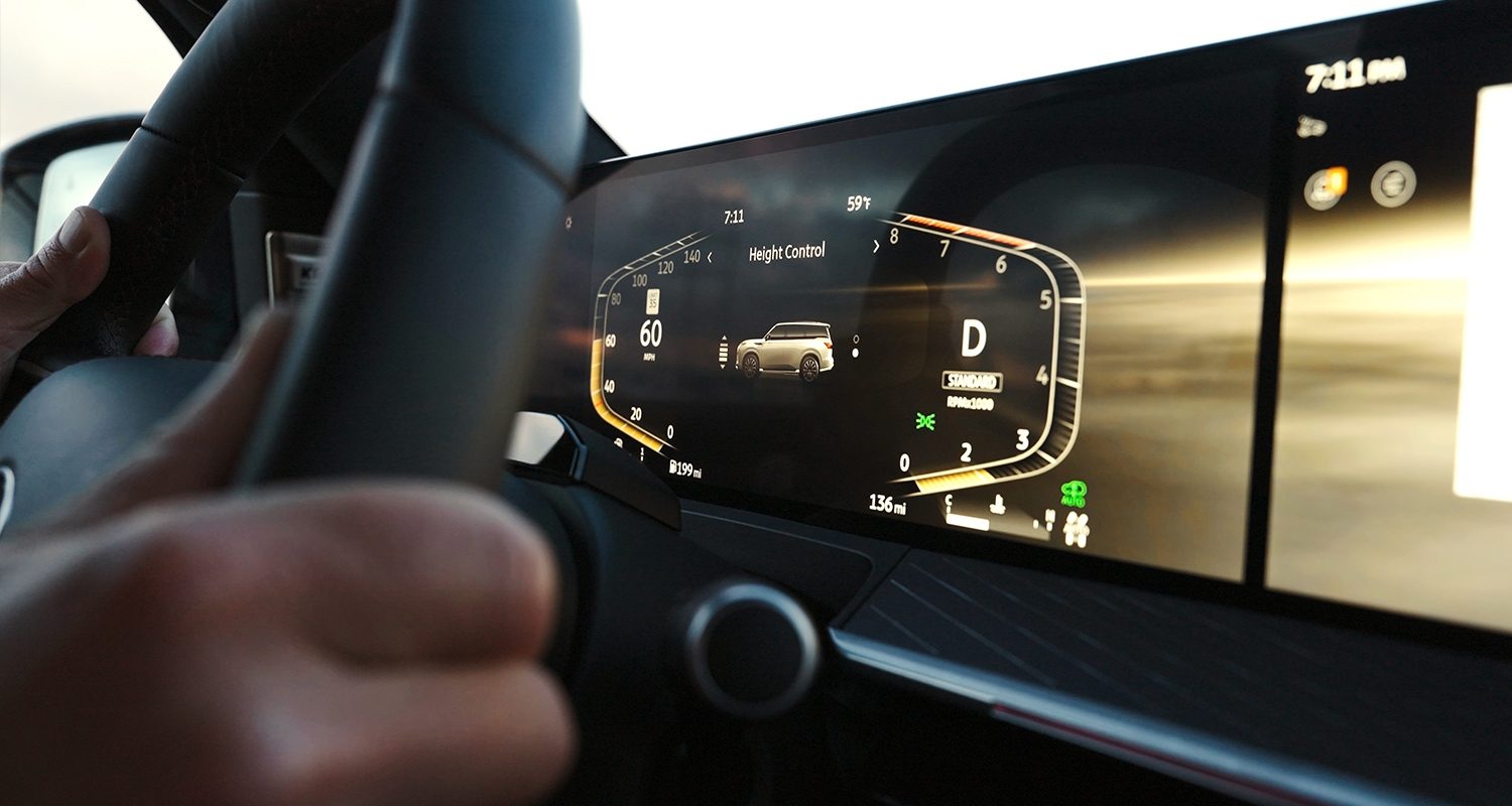 Interior QX80 con pantalla de navegación usando el Invisible Hood
