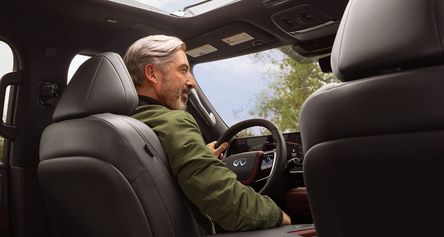 Hombre manejando la QX80