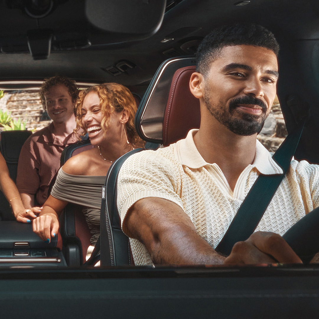 Asientos interiores del INFINITI QX80 2026 para hasta ocho pasajeros en tres filas