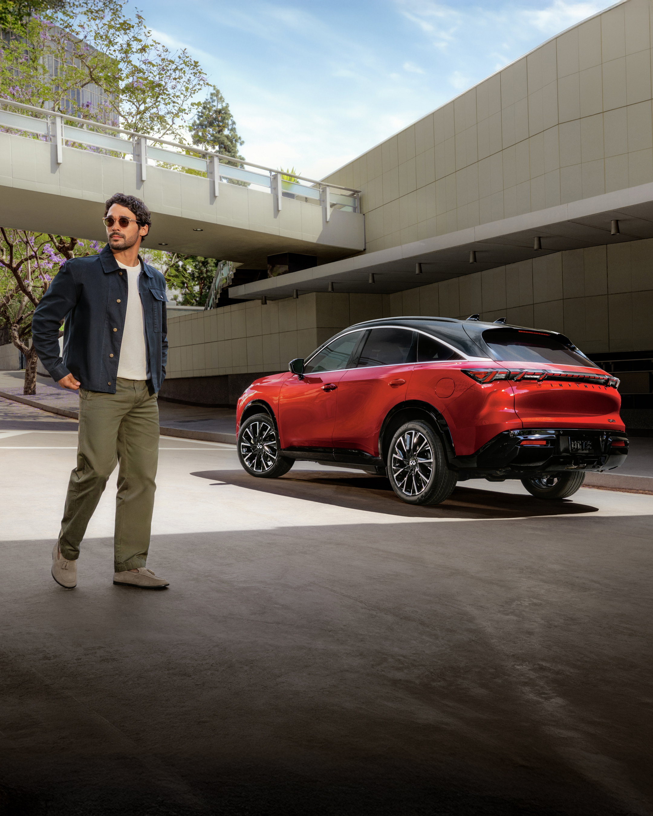 Hombre viendo su Nueva INFINITI QX65 2027 estacionada