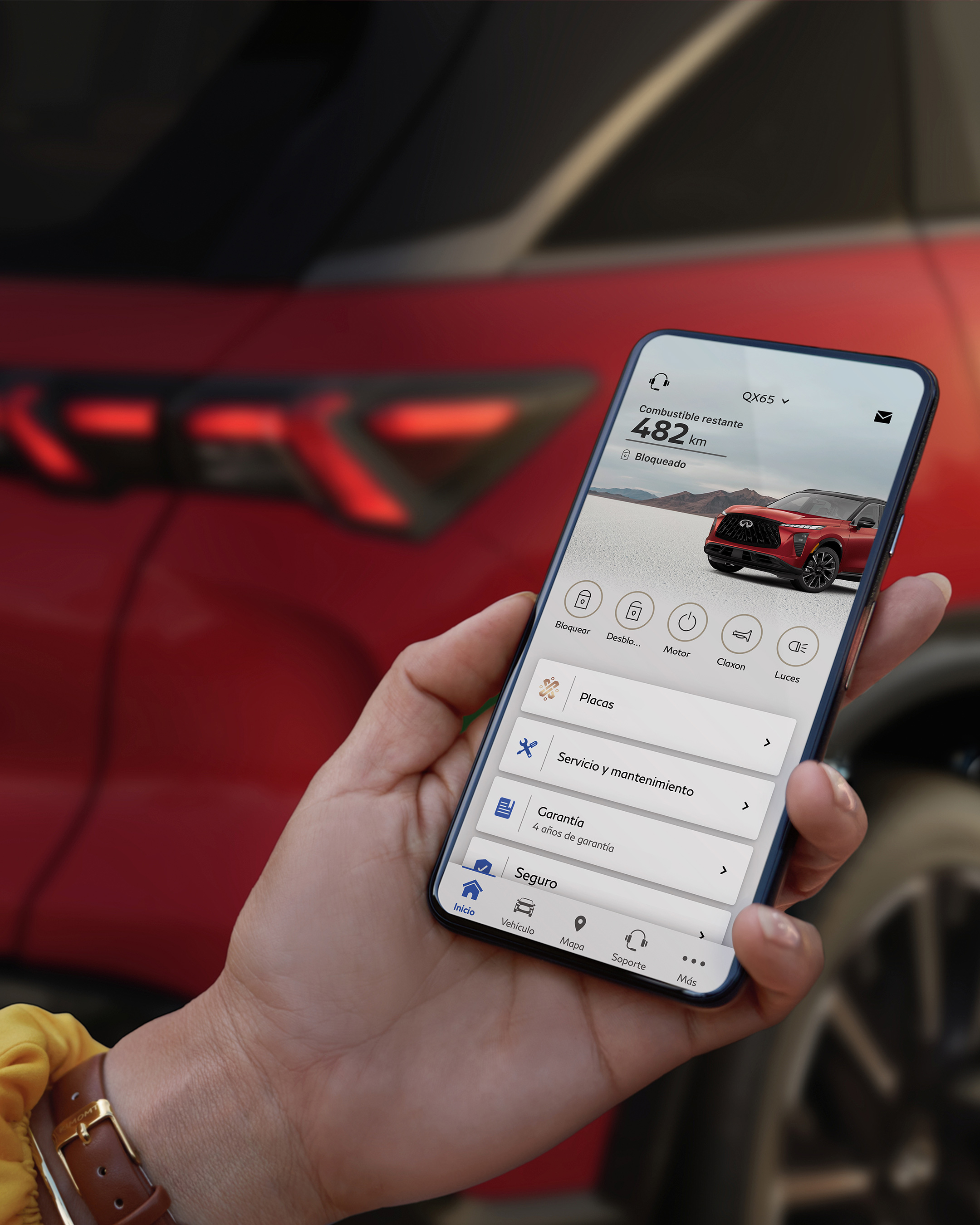 Mujer navegando MiINFINITI App en su Smartphone