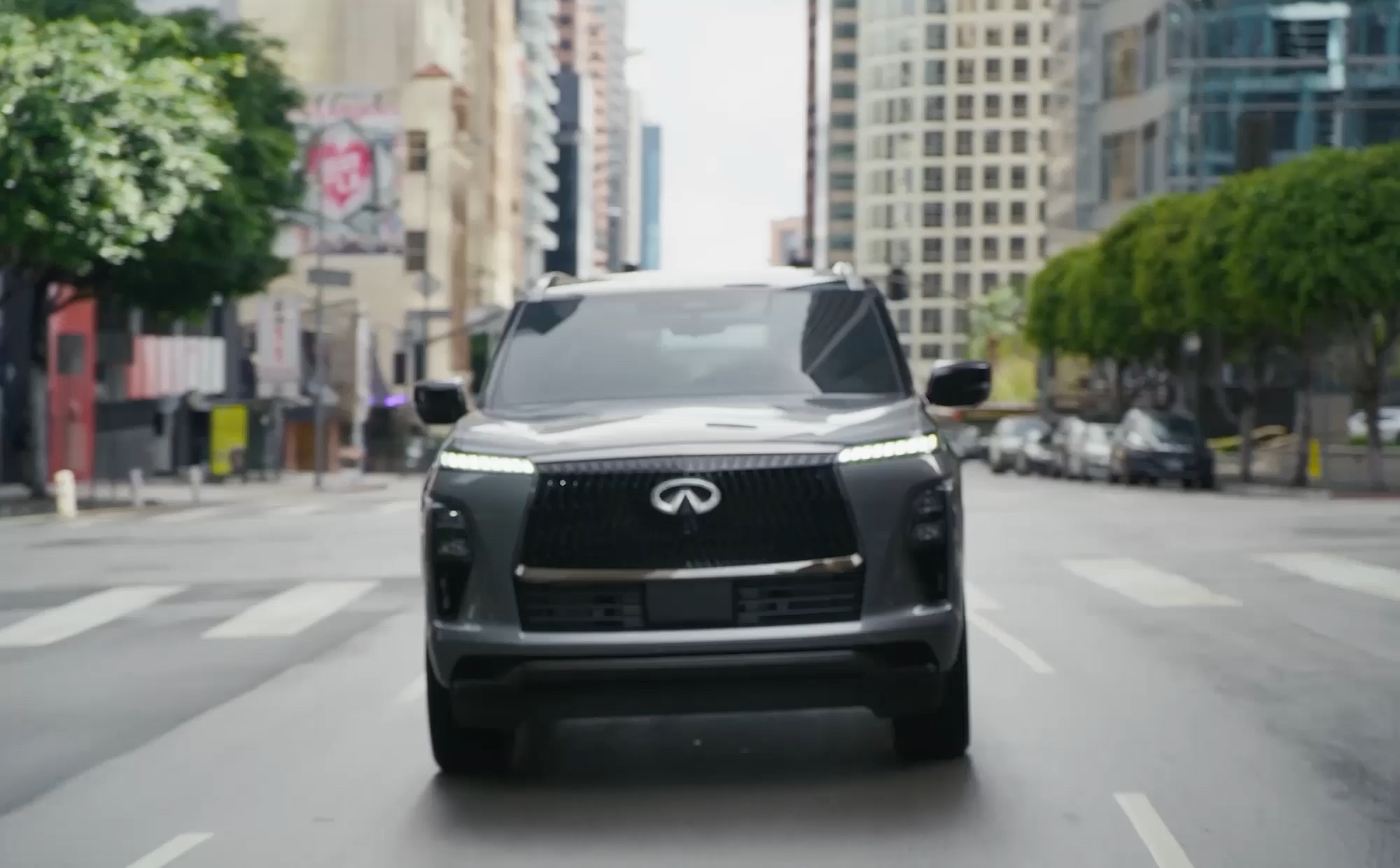 INFINITI QX60 circulando en la ciudad
