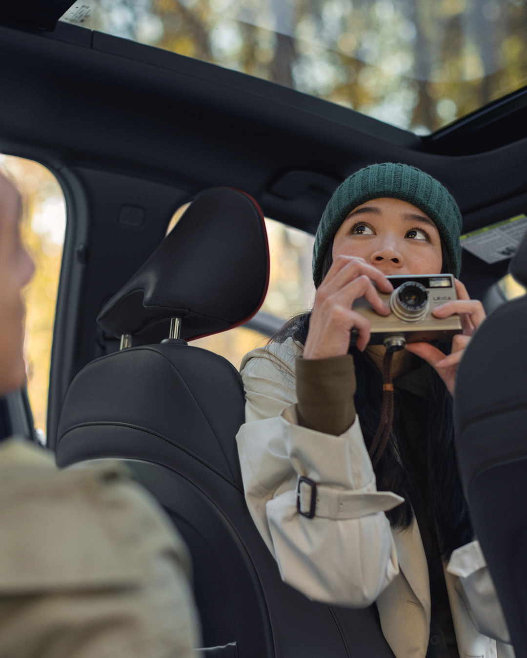 Pasajero de un INFINITI tomando fotos desde el techo corredizo panorámico