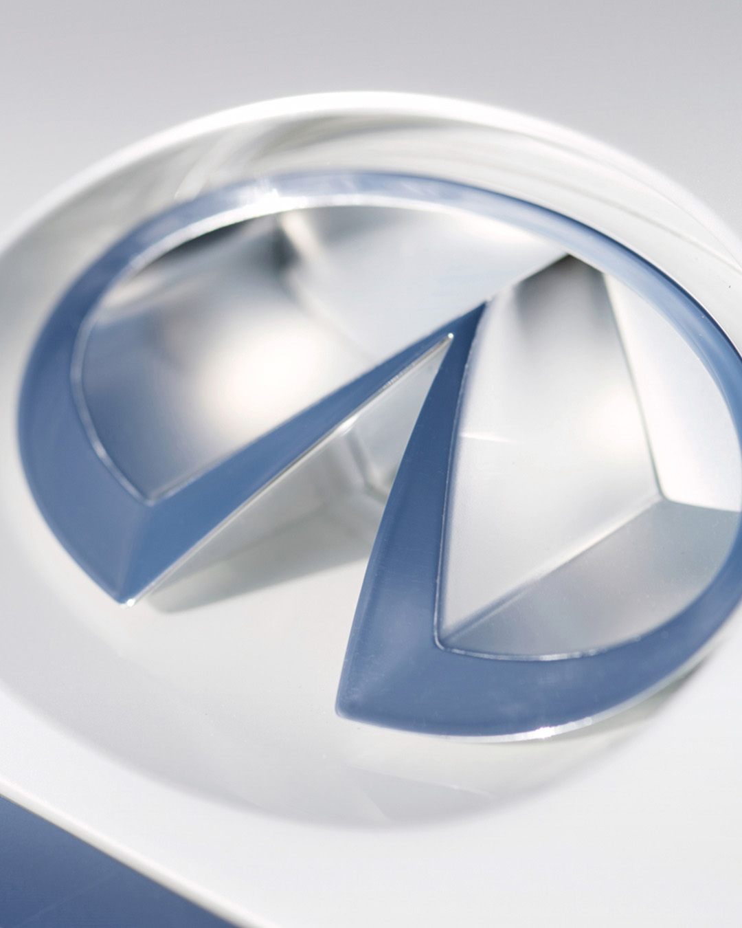 Primer plano del símbolo del logotipo de INFINITI