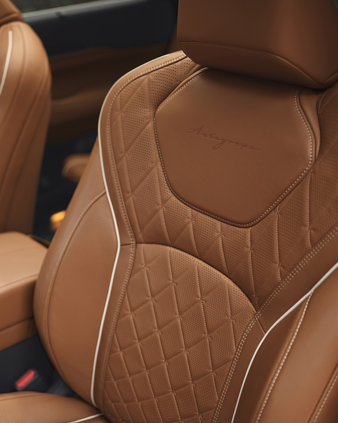 Asiento de cuero acolchado de lujo en un automóvil INFINITI, que muestra un diseño premium y atención al detalle.