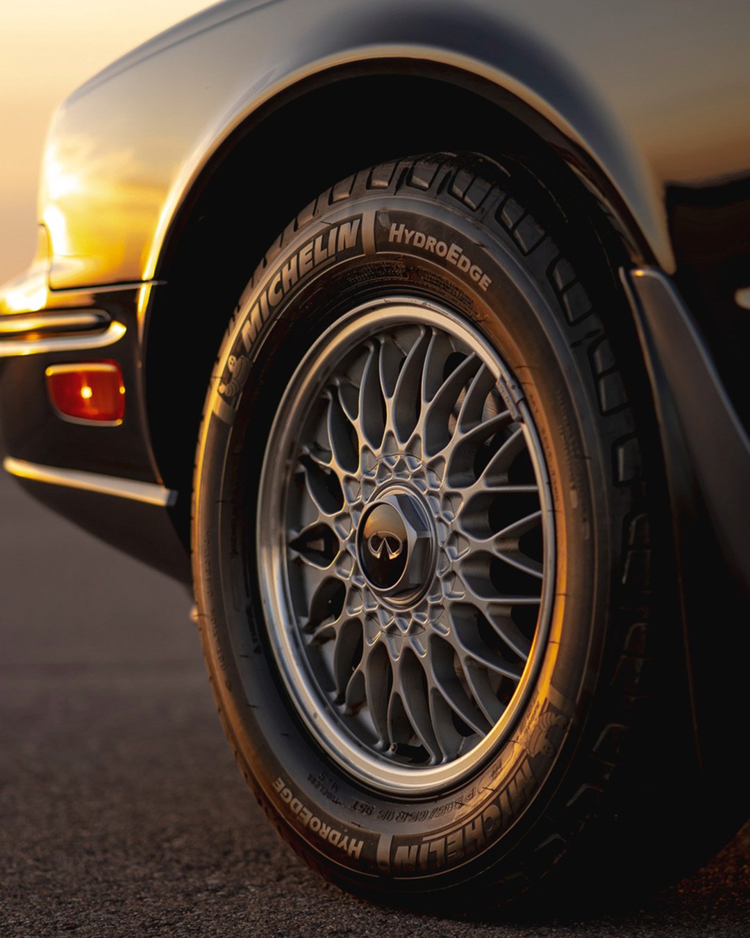 Vista de cerca de una rueda clásica de un automóvil INFINITI con neumático HydroEdge, que refleja la historia y la artesanía de la marca.