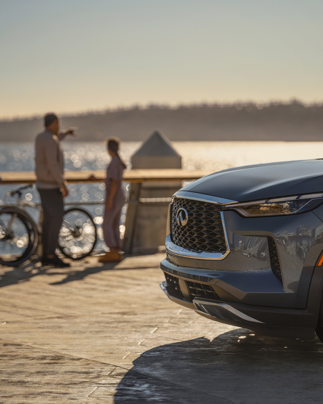 Parte delantera del coche INFINITI aparcado en el lago