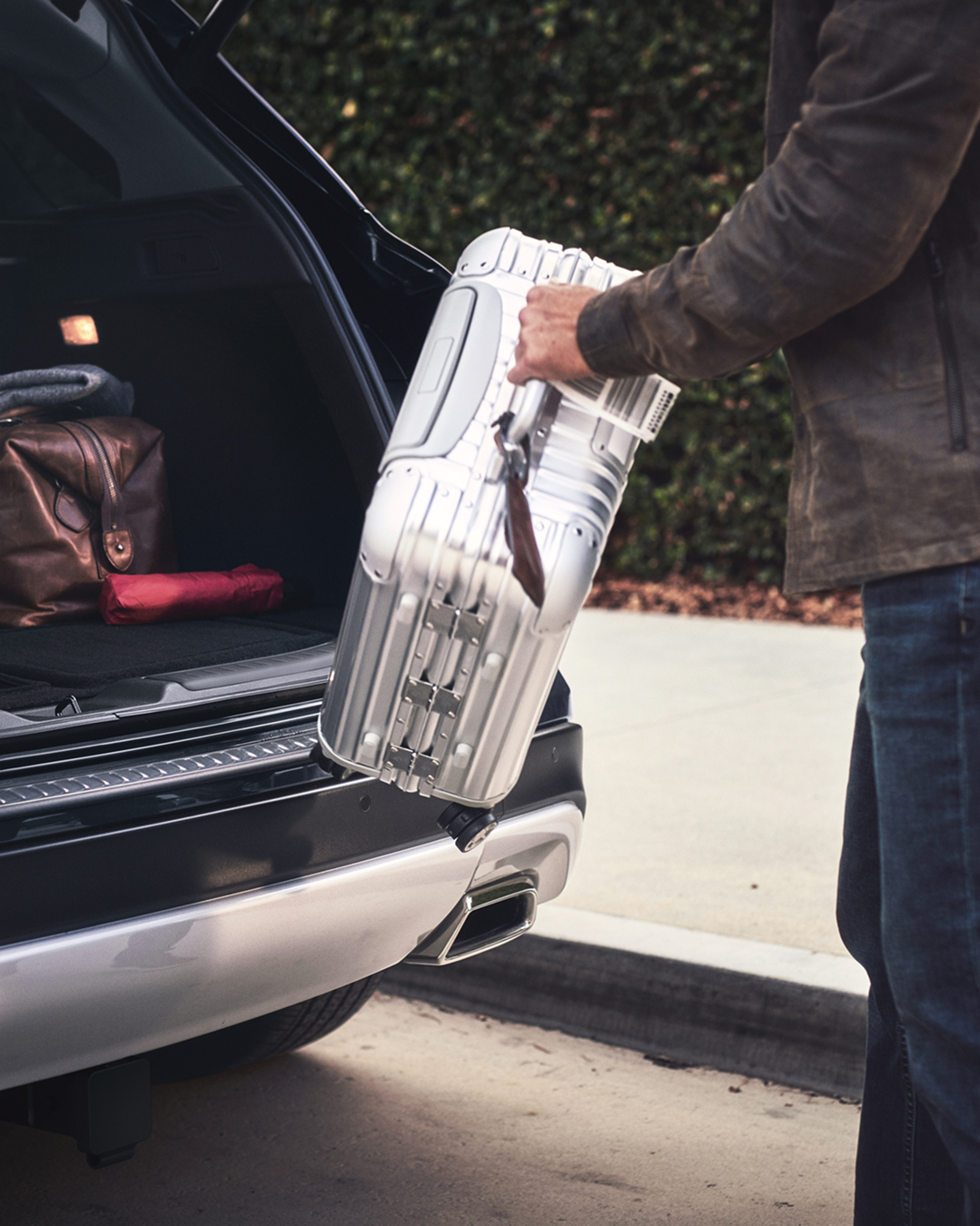 INFINITI QX50 hands-free liftgate loading luggage into the cargo area