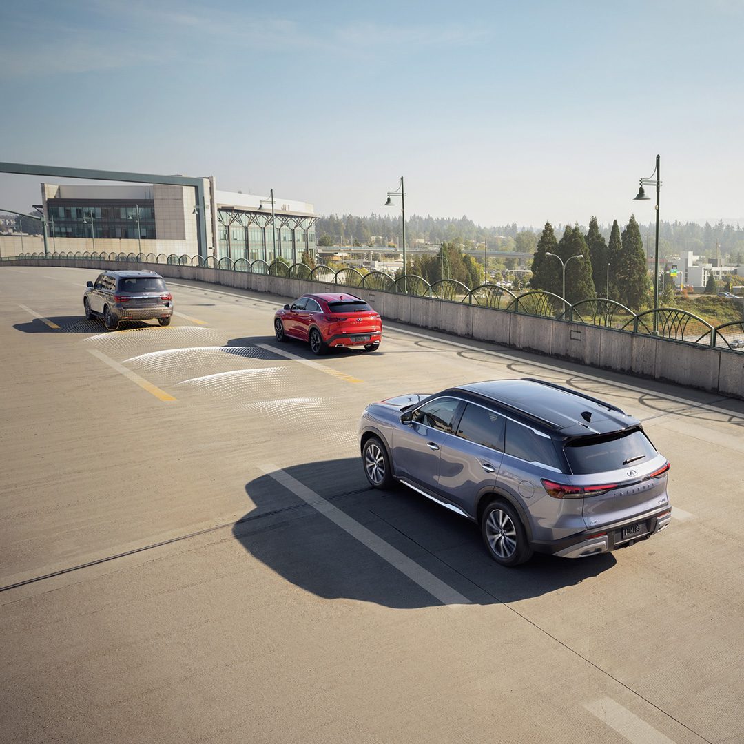INFINITI safety sensors detecting vehicles surrounding it on the highway