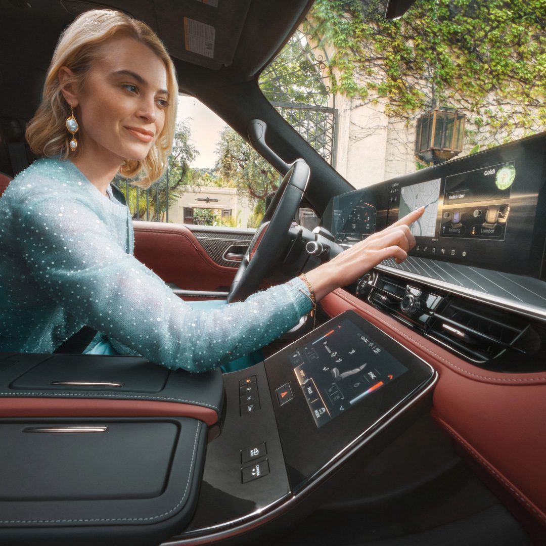 2026 Infiniti QX80 dual 14.3-inch touchscreen dashboard