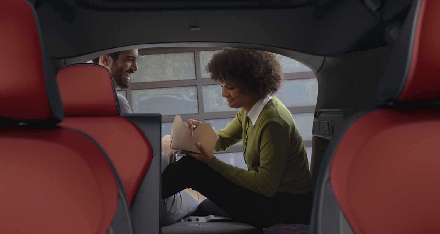 Vista interior de los asientos de cuero rojo de INFINITI