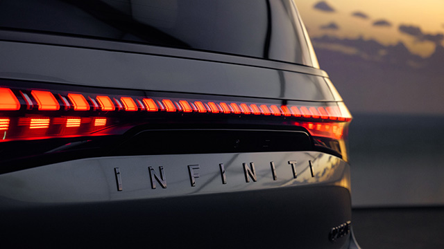 Vista trasera de una SUV INFINITI