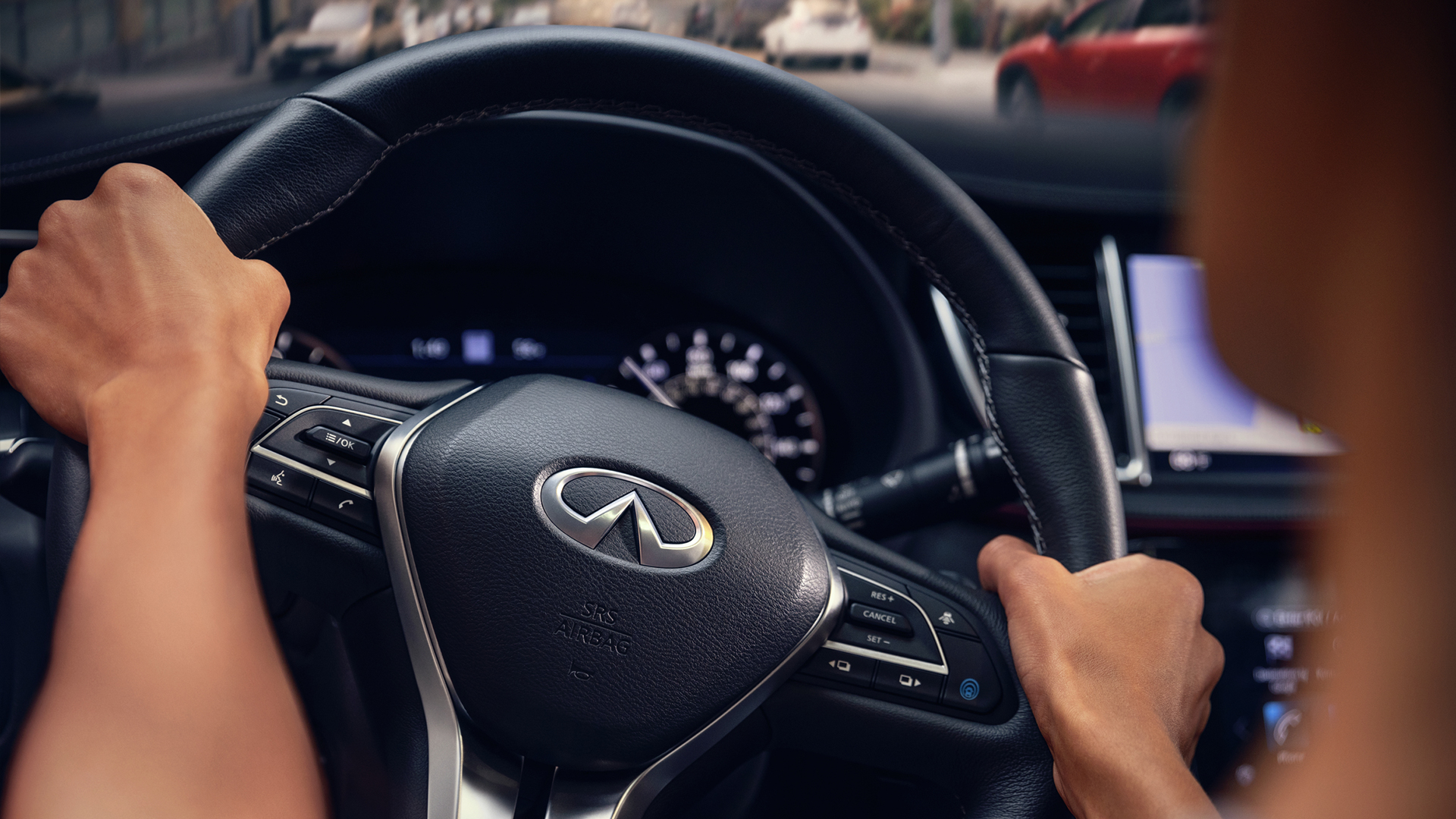 Mujer conducionedo su QX50