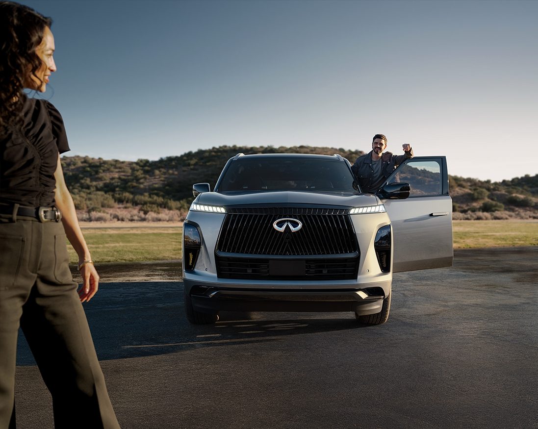 Mujer a un lado de QX80 2025