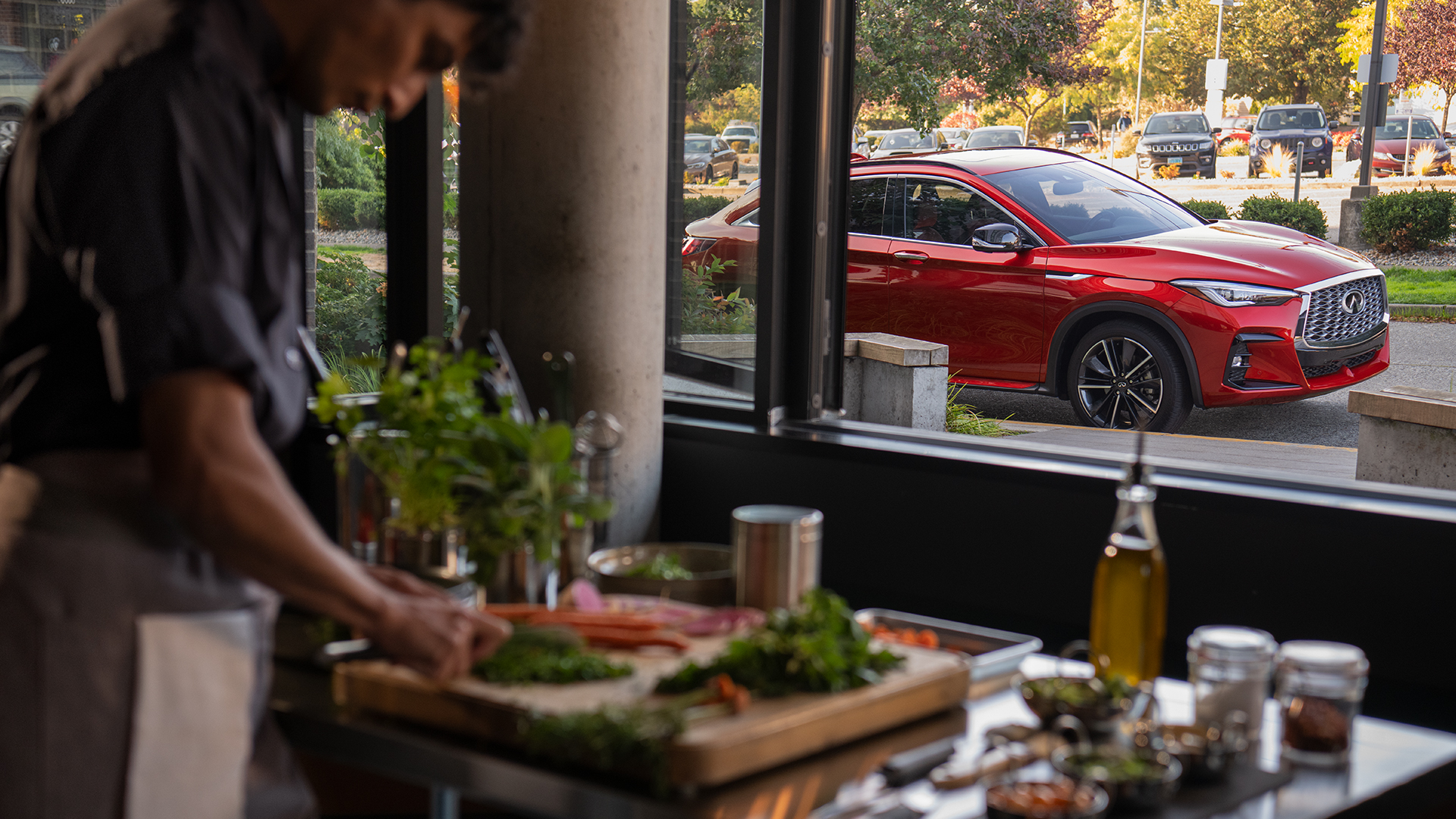 Hombre cocinando y viendo su QX50