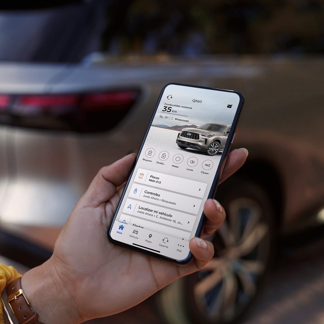 Mujer explora la aplicación MiINFINITI App con su celular