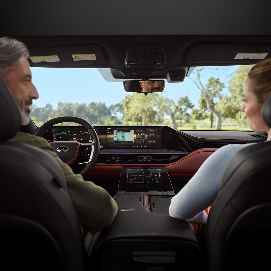 Hombre y mujer dentro la cabina interior de QX80 