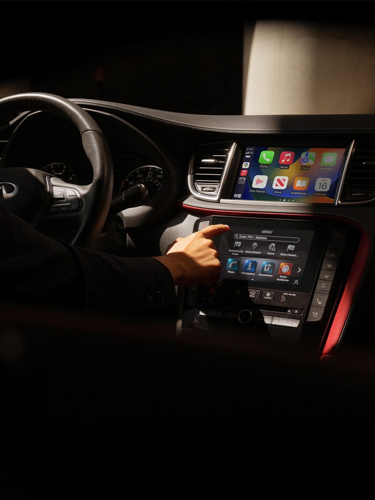 Hombre utilizando la pantalla de infoentretenimiento de su QX55