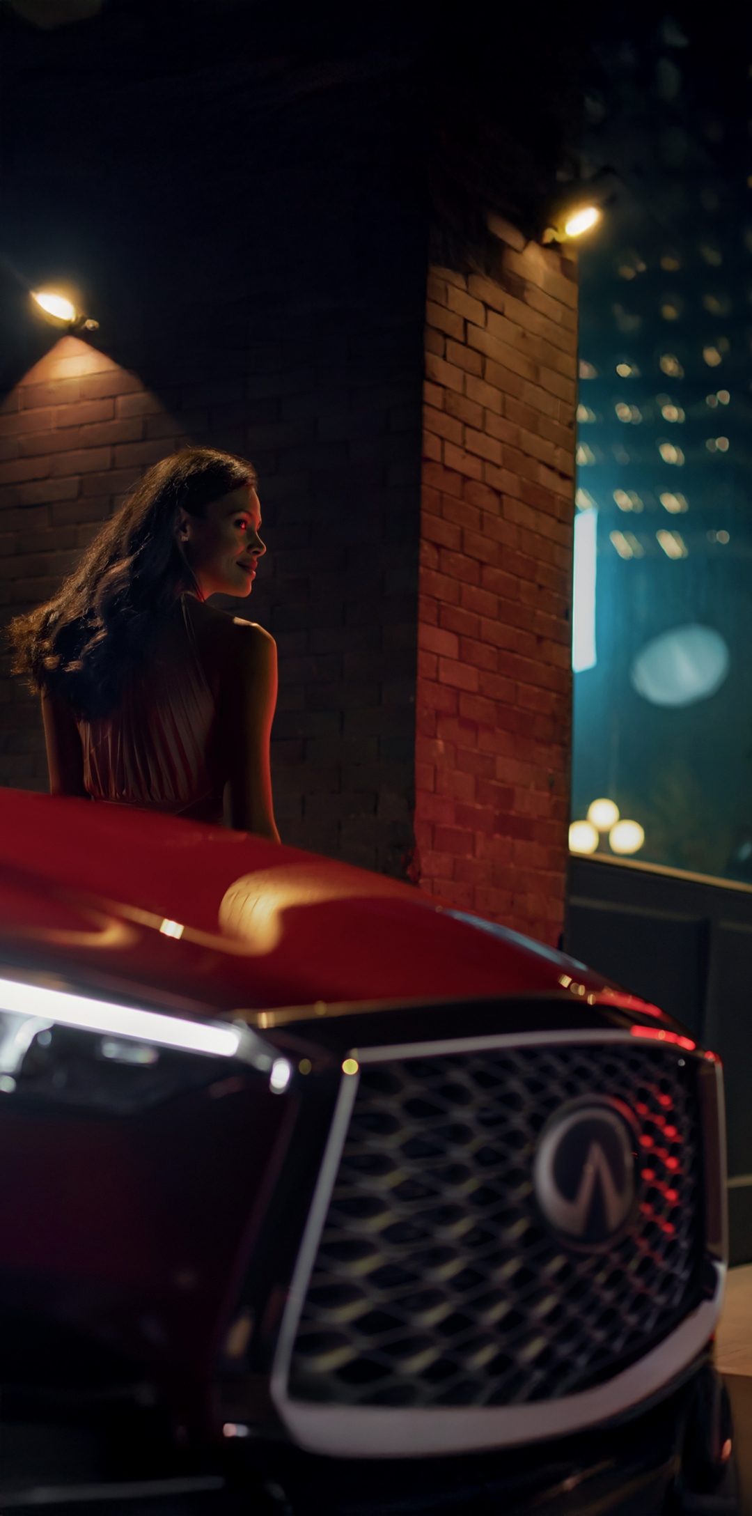 Mujer saliendo de su QX55