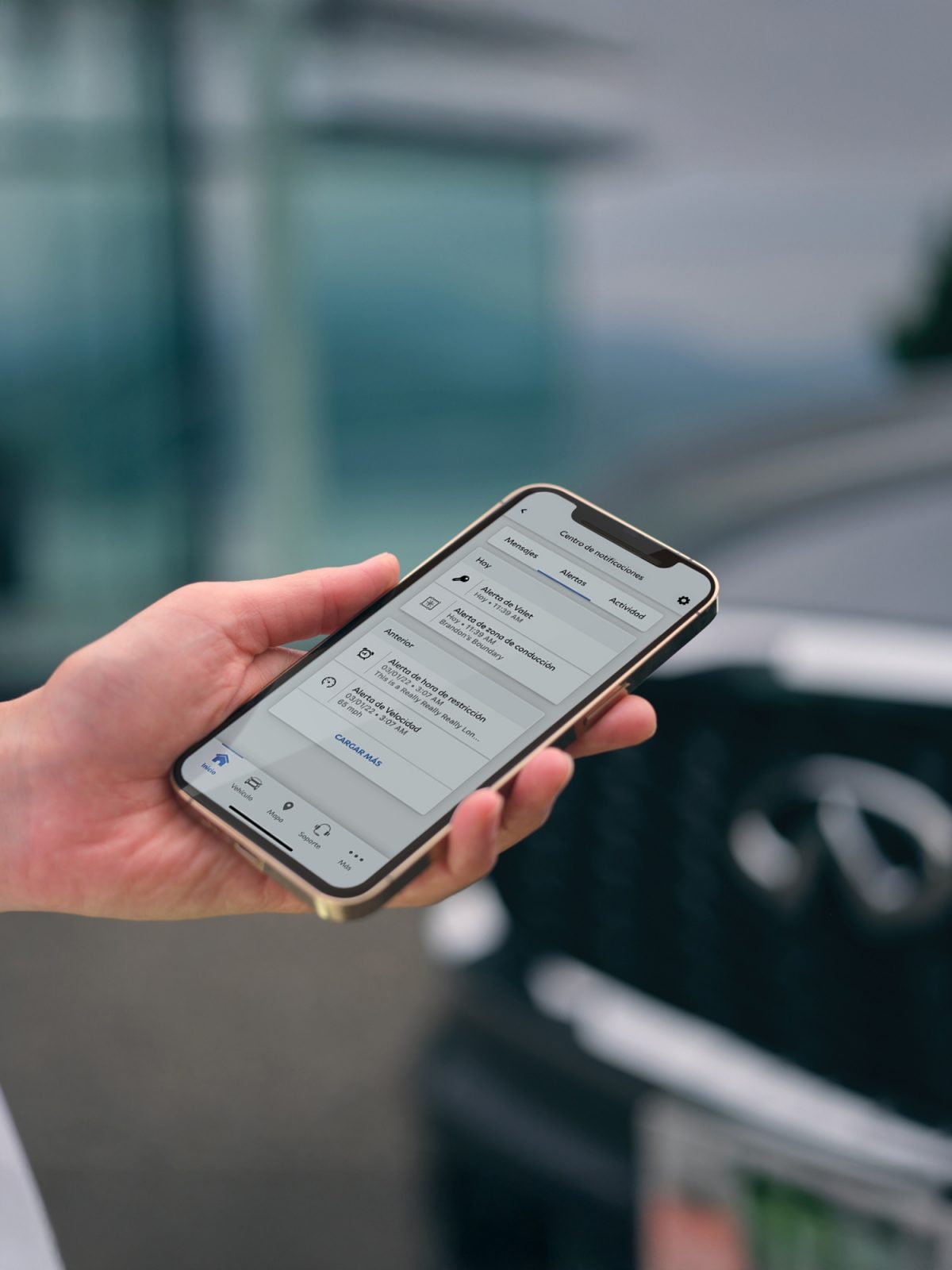 Mujer viendo el estado de su QX60 mediante la MiINFINITI App