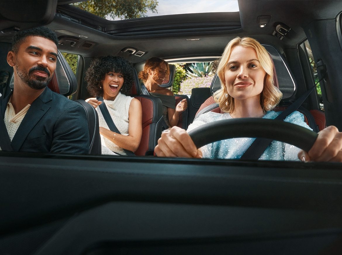 Familia disfrutando del viaje en su QX80