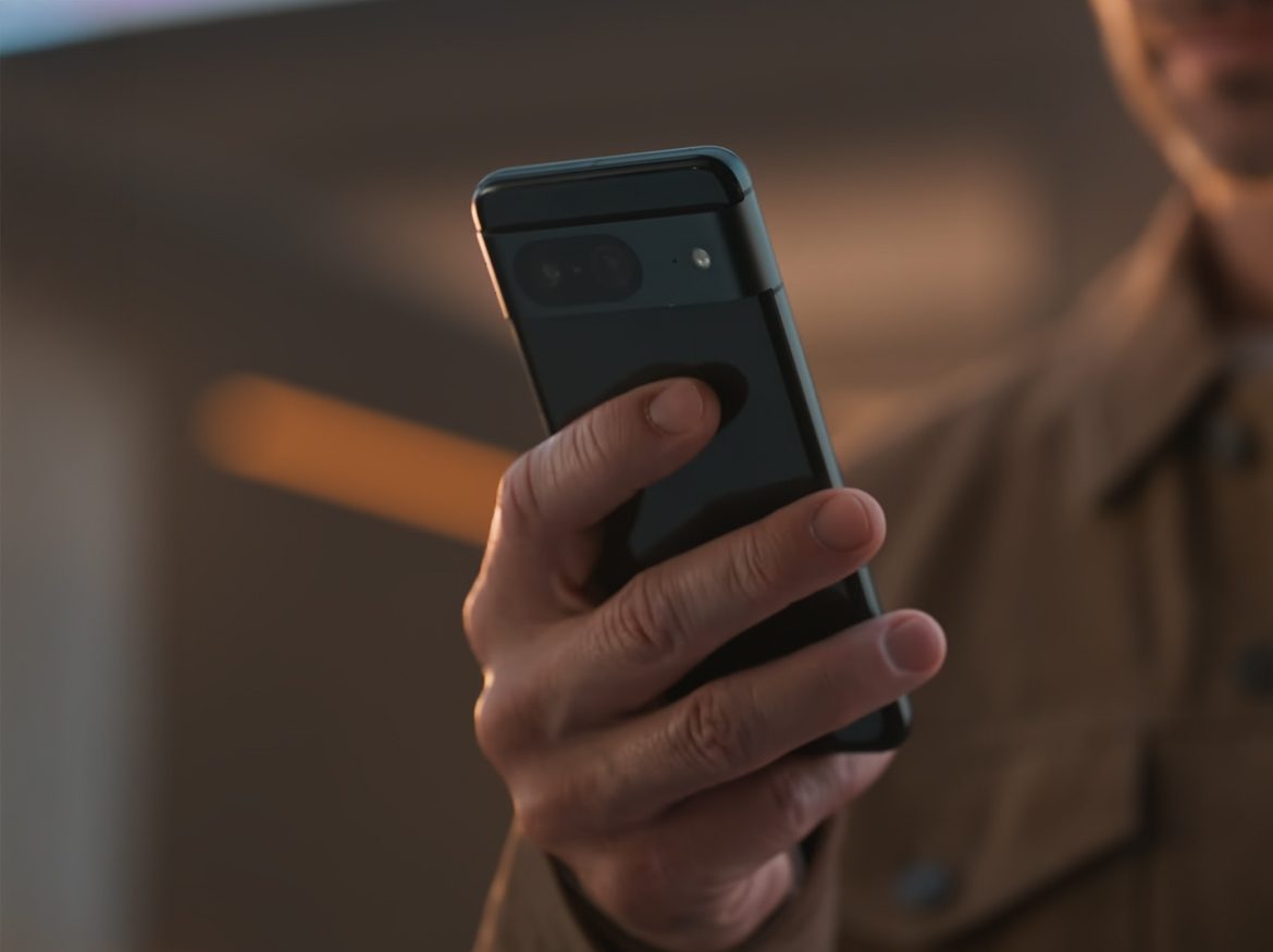 Hombre viendo su celular