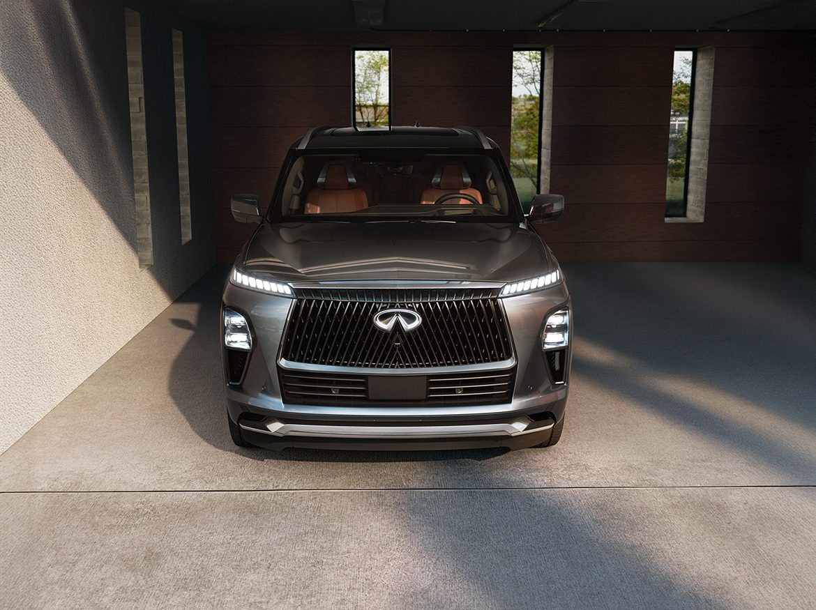 QX80 estacionado en el garage