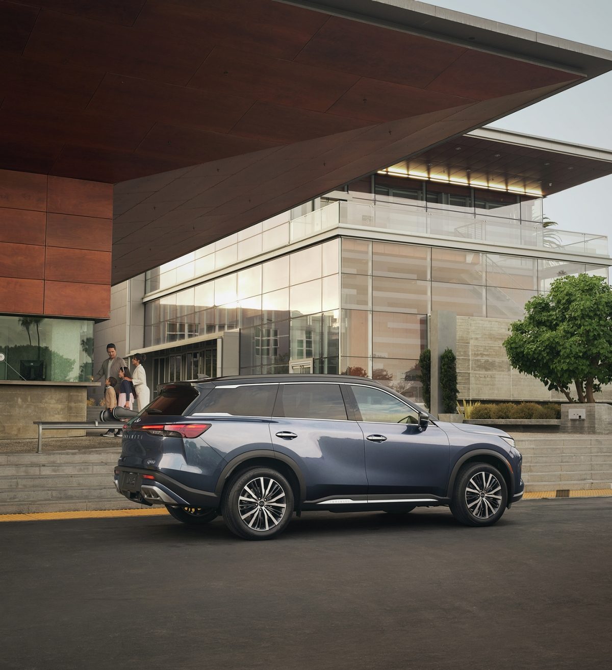 QX60 estacionada en la calle, para ser estacionada por el Valet Parkin