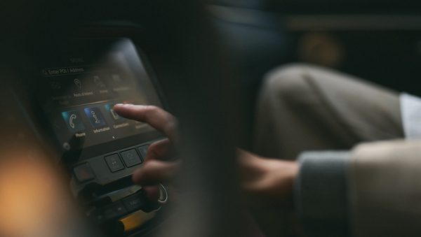 Pantalla de infoentretnimiento de vehículo INFINITI