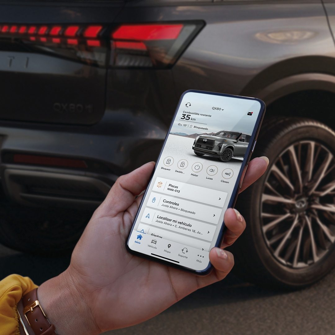 Mujer viendo su celular con la aplicación MiINFINITI App cargada