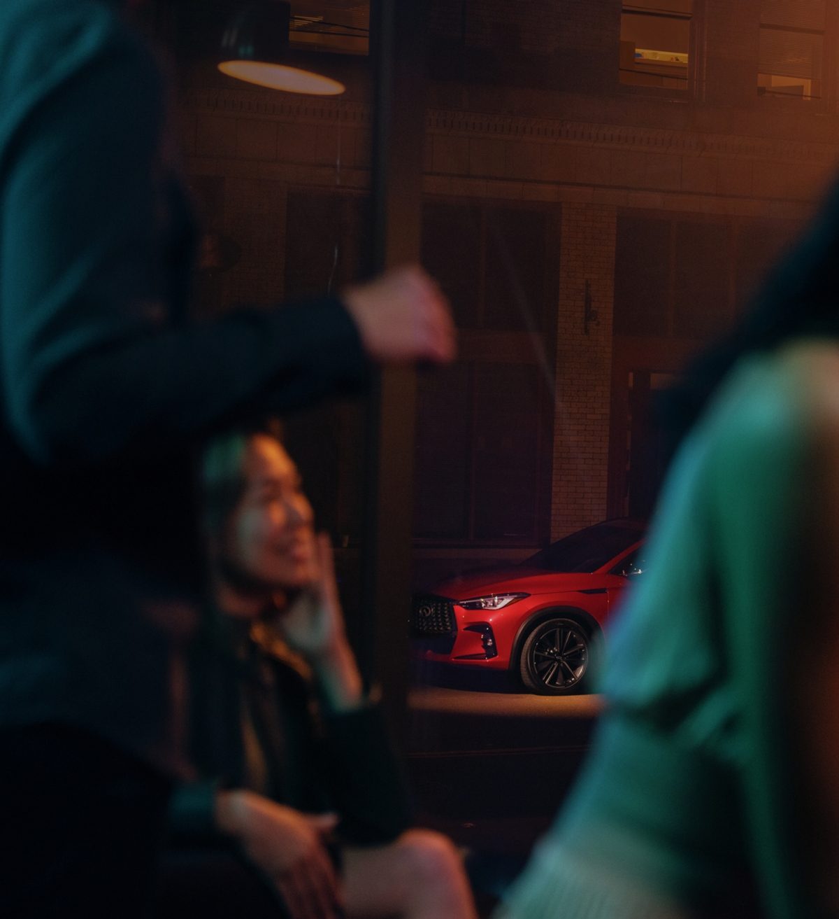 Mujer pasando un tiempo agradable en un bar