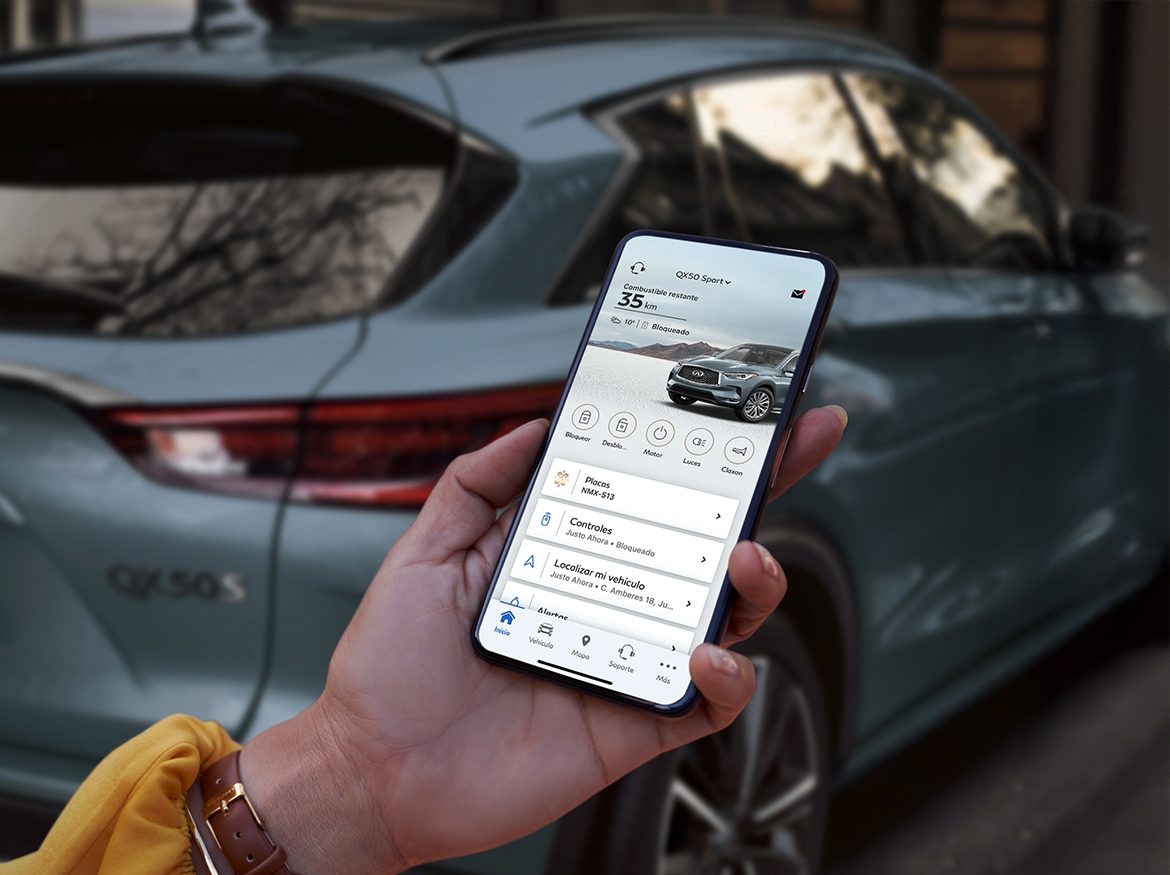 Mujer viendo su celular con la información de su QX50