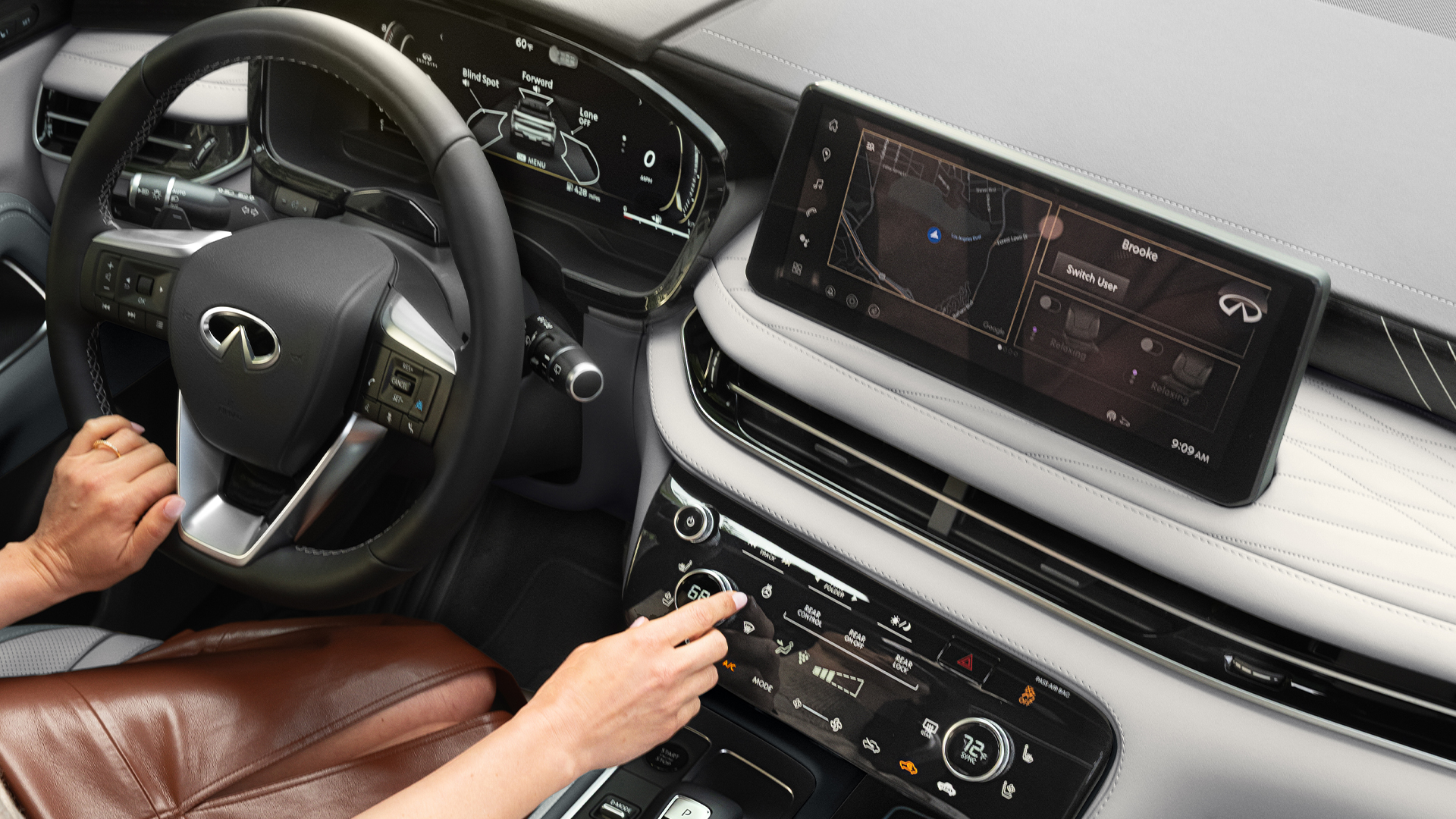 Dos mujeres en la cabina de su QX60 usando el espejo inteligente